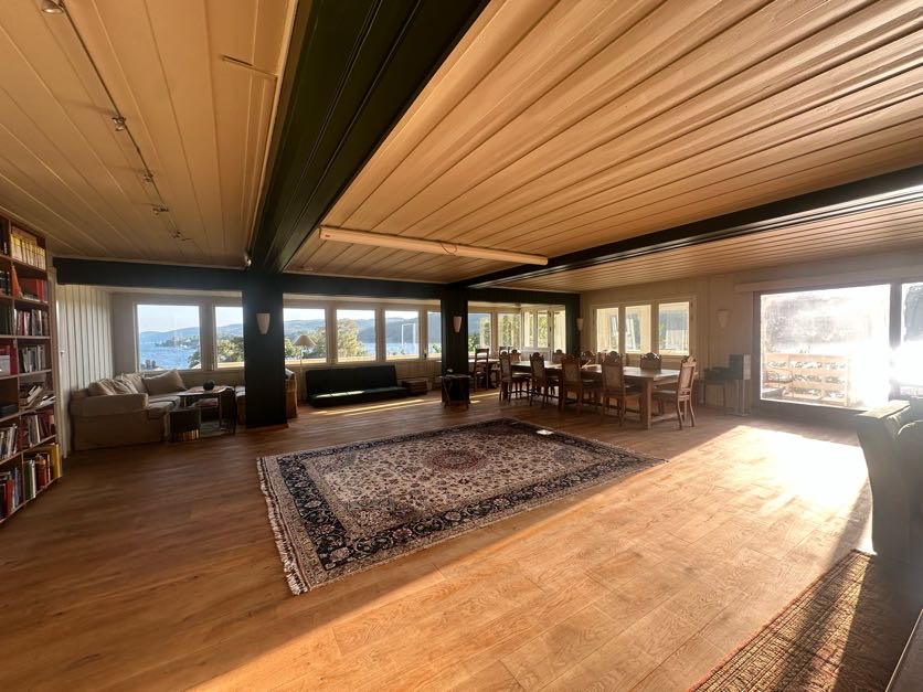 Open living room with fjord windows